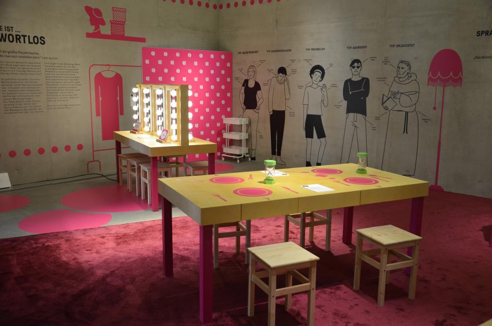 Ausstellungsraum mit Tisch, Raumfarben pink und grau