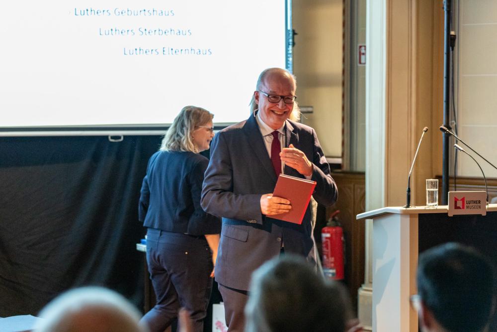 Direktor Rhein nimmt Geschenk entgegen