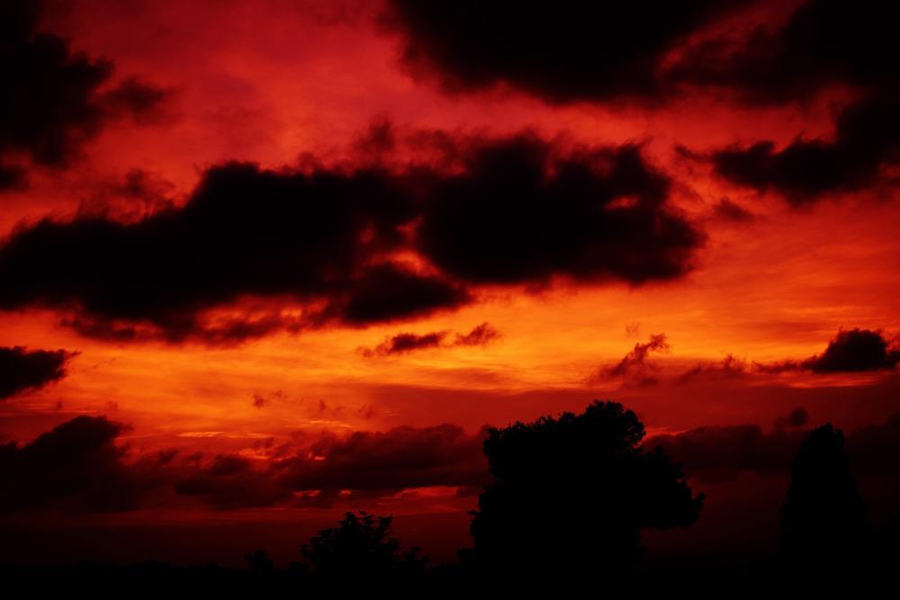 roter Himmel, Wolken wirken schwarz