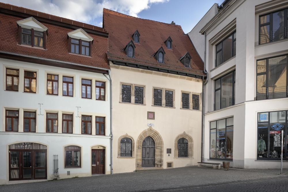 3 Häuser, links und Mitte alte Häuser, rechts Glasgebäude