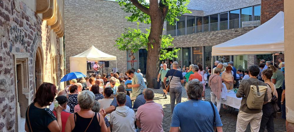 Menschen bei einem Konzert im Hof von Luthers Sterbehaus