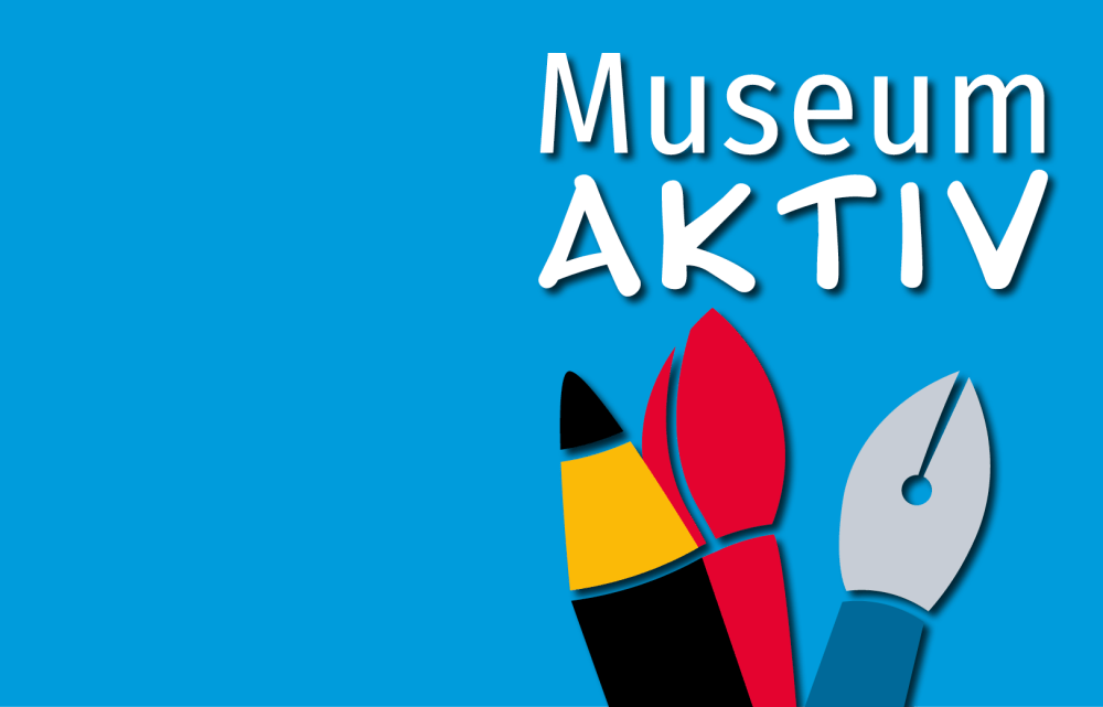 blauer Hintergrund, Bleistift, Pinsel und Füller, weiße Schrift "Museum aktiv!"