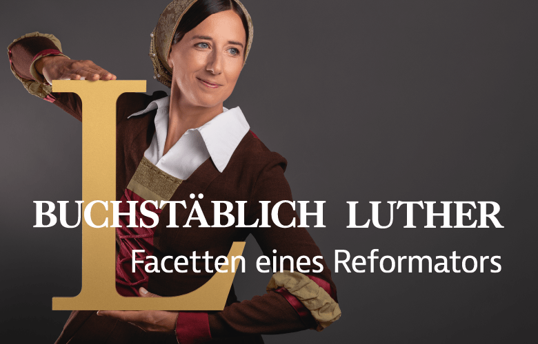 Frau hält großes L, Titel in weiß: Buchstäblich Luther