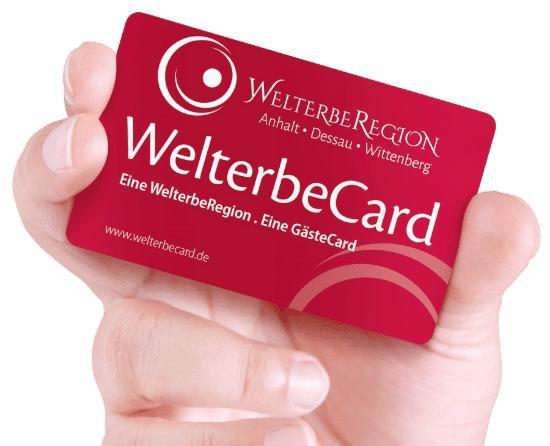 weißer Hintergrund, Hand hält rote Karte. weiße Schrift WelterbeCard
