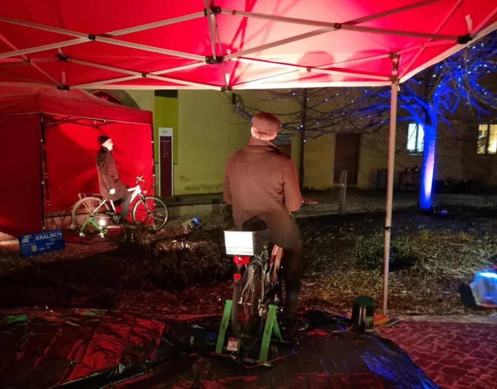 MP Reiner Haseloff und Stefan Rhein strampeln auf Fahrrädern