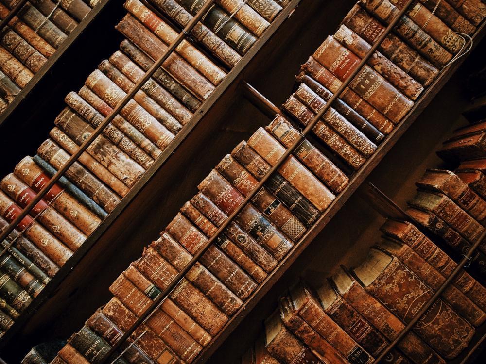 Bücherwand mit vielen Büchern ohne Lücken, Ton ist orange