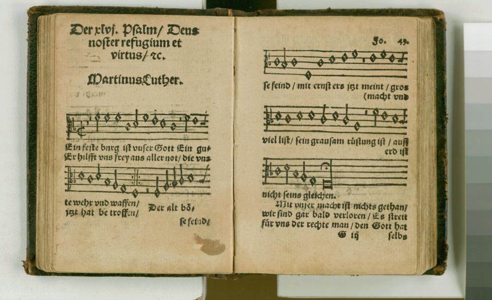 aufgeschlagenes Buch, vergilbte Blätter